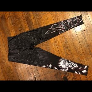 Women’s ONZIE printed workout leggings -small